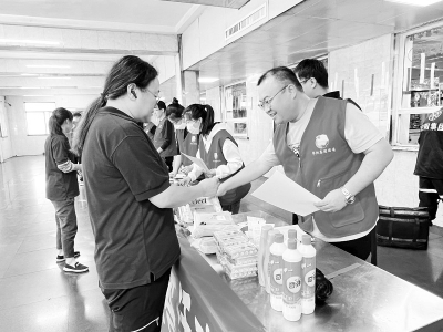           答题得奖品 本报记者 孟存田 摄        