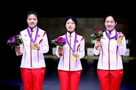 <br>          女子10米气手枪团体项目金牌<br>赵楠（右一）<br><br>        