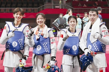 <br>          跆拳道竞技混合团体项目金牌<br>周泽琪（左二）<br><br>        