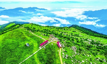 <br>          秋日历山 本版图片均为资料图片<br><br>        