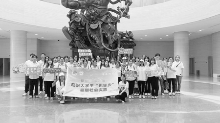           返乡大学生以实际行动助力家乡发展        