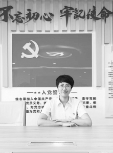           马学娟严格要求自己一步一个脚印地踏实前进，服务青年。        