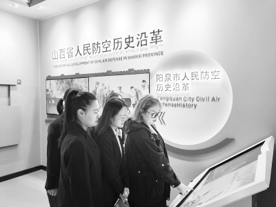           参观主题馆，了解国防知识。 本报记者 孟存田 摄        
