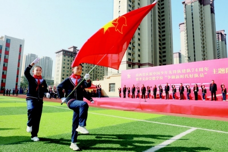 <br>          出队旗、唱队歌等仪式庄严 本报记者 康乐 摄<br><br>        