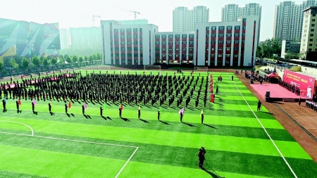 <br>          活动现场，队旗飘飘，队鼓阵阵。 本报记者 康乐 摄<br><br>        