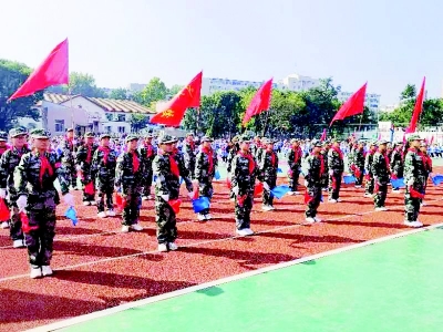 <br>          少先队员欢聚一堂，庆祝自己的节日。<br><br>        