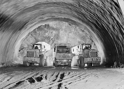 <br>          雄忻高铁紫罗山2号隧道顺利贯通 图片由中铁三局提供<br><br>        