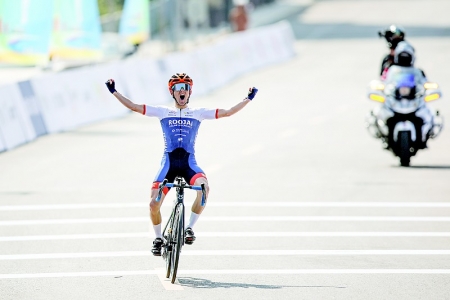 <br>          万·恩格伦·亚丁威廉杰获得该赛段冠军 本报记者 胡远嘉 摄<br><br>        