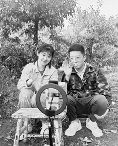 <br>          直播助农销售 本报记者 康乐 摄<br><br>        