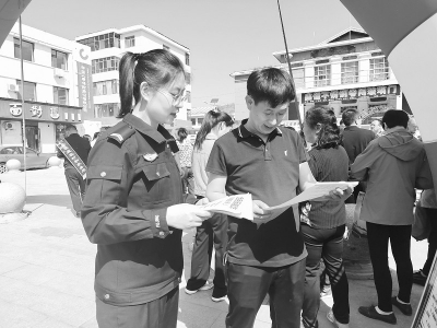 <br>          刘璐深入社区，为居民进行反诈骗宣传。图片由太原市公安局提供<br><br>        