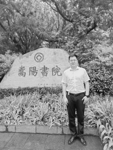           张颉十几年来坚守初心，勇担家族和社会责任。 图片由受访者提供        