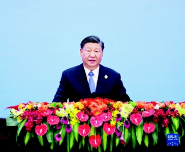 <br>              10月18日上午，国家主席习近平在北京人民大会堂出席第三届“一带一路”国际合作高峰论坛开幕式并发表题为《建设开放包容、互联互通、共同发展的世界》的主旨演讲。 新华社记者 王晔 摄<br><br>        