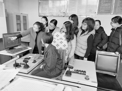 <br>          建设“学习型”青年文明号 通讯员 王鹏 摄<br><br>        