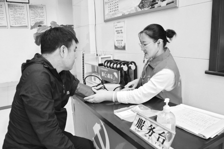 <br>          为职工提供“健康服务” 本报记者 刘琴 摄<br><br>        