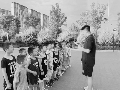 <br>          队员与孩子们亲切互动<br><br>        