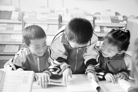<br>          ▲山西省吕梁市临县双塔小学的孩子们在阅读图书。<br><br>        