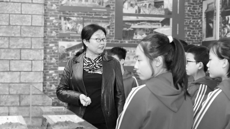 <br>          　　　　▲山西省吕梁市临县县委党史研究室主任张海红为双塔小学的孩子们讲述红色故事。<br><br>        