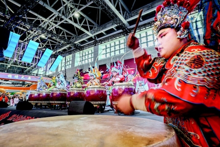 <br>          文博会主舞台来自全省各地的非遗文化表演亮相 本报记者 胡远嘉 摄<br><br>        