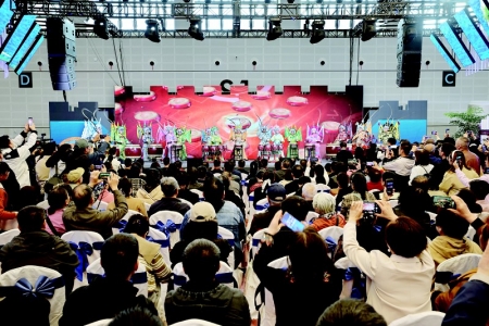 <br>          太原推介会现场吸引众多游客围观<br><br>        