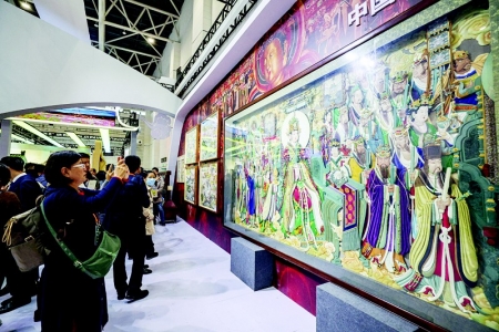 <br>          大同展馆展示堆锦手工艺品<br><br>        