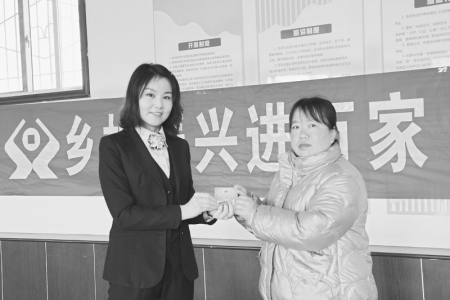 <br>          群众领取社保卡 图片由介休农商银行提供<br><br>        