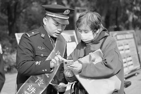 <br>          民警以案释法，提升老年人法治意识。<br><br>        