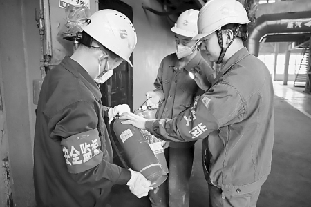 <br>          排查隐患 图片由山西北方铜业有限公司垣曲冶炼厂团委提供<br><br>        