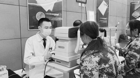 <br>          医务人员现场免费为近视学生进行视力筛查。<br><br>        
