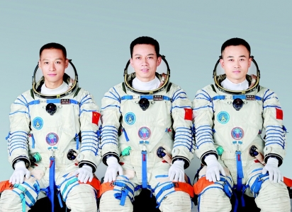 <br>          这是神舟十七号航天员汤洪波（中）、唐胜杰（右）、江新林。<br><br>        