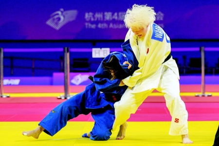 <br>          我省“00后”小将王嘉楠比拼中 本报记者 胡远嘉 摄<br><br>        