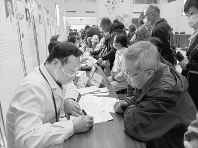 <br>          系列活动吸引众多市民参与 本报记者 刘家进 摄<br><br>        