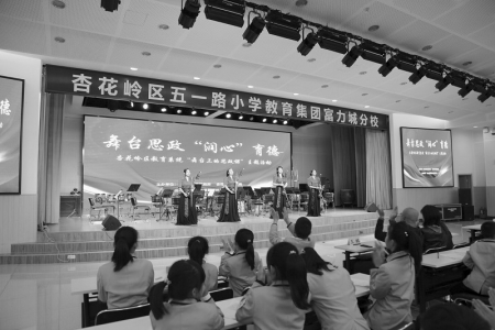 <br>          民乐演奏引来孩子们阵阵掌声<br><br>        