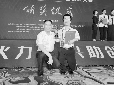 <br>          丁永茂(右)身体虽有残疾，但他从未向命运低头。 通讯员 李娟 摄<br><br>        