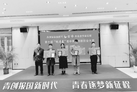 <br>          获奖者领取自己的荣誉<br><br>        