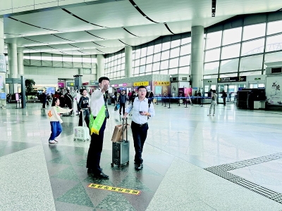 <br>          机场工作人员主动上前提供服务。<br>图片由山西航产太原国际机场有限责任公司旅客服务部提供<br><br>        