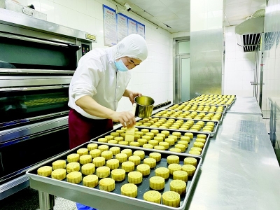 <br>          严格把控每道制作环节，保障旅客舌尖儿上的安全。<br>图片由山西航产太原空港配餐有限公司生产保障部提供<br><br>        