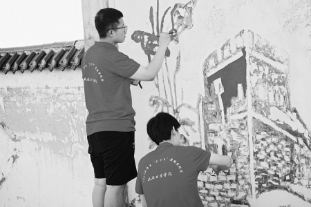 <br>          学生深入社会各领域，“听”故事、“走”乡路、“看”典型、“记”精华。 本版图片均由太原工业学院团委提供<br><br>        