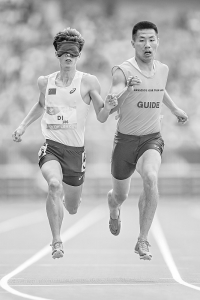 <br>          邸东东（左）参加男子400米T11级决赛 本组摄影 本报记者 胡远嘉<br><br>        