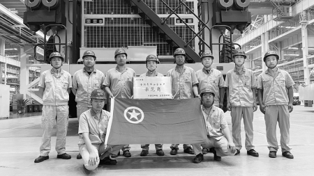           始终把安全生产放重中之重 图片由太原重工矿山设备分公司装配工部提供        