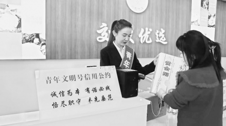           为顾客介绍优选商品 图片由山西交控集团提供        
