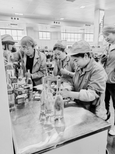 <br>          青年员工创先争优 图片由杏花村汾酒厂股份有限公司团委提供<br><br>        