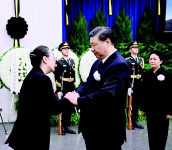 <br>          　11月2日，李克强同志遗体在北京八宝山革命公墓火化。习近平、李强、赵乐际、王沪宁、蔡奇、丁薛祥、李希、韩正等前往八宝山送别，胡锦涛送花圈表示哀悼。这是习近平与李克强亲属握手，表示深切慰问。 新华社记者 谢环驰 摄<br><br>        