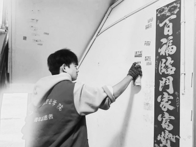 <br>          清理小广告 图片由团太原市尖草坪区委提供<br><br>        