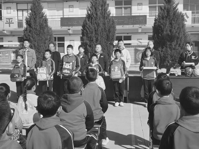 <br>          孩子们领取爱心物资 图片由团陵川县委提供<br><br>        