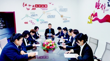 <br>          只要工作需要，该中心职工随时都在岗位上。<br><br>        