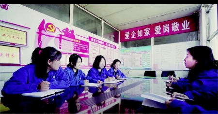 <br>          用青春筑牢安全防线，用热情提供优质服务。 本报记者 孟存田 摄<br><br>        