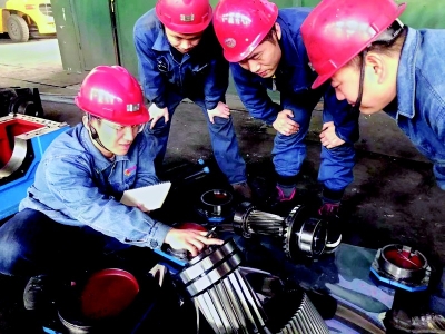 <br>          青年技术人员经常开展技术攻关、项目创新活动。<br><br>        