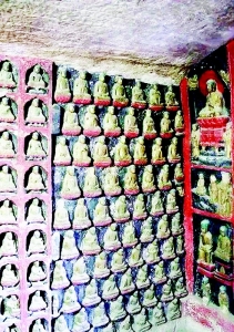 <br>          千佛洞内精致的雕像<br><br>        