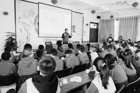 <br>          深入校园，给小学生讲解燃气知识。 图片由华新城燃铭石公司提供<br><br>        