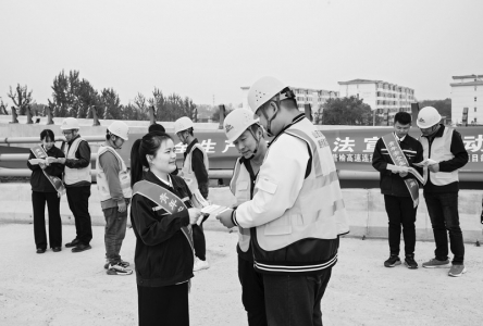 <br>          让安全生产责任落实入脑、入心、入行。 图片由山西路桥集团提供<br><br>        